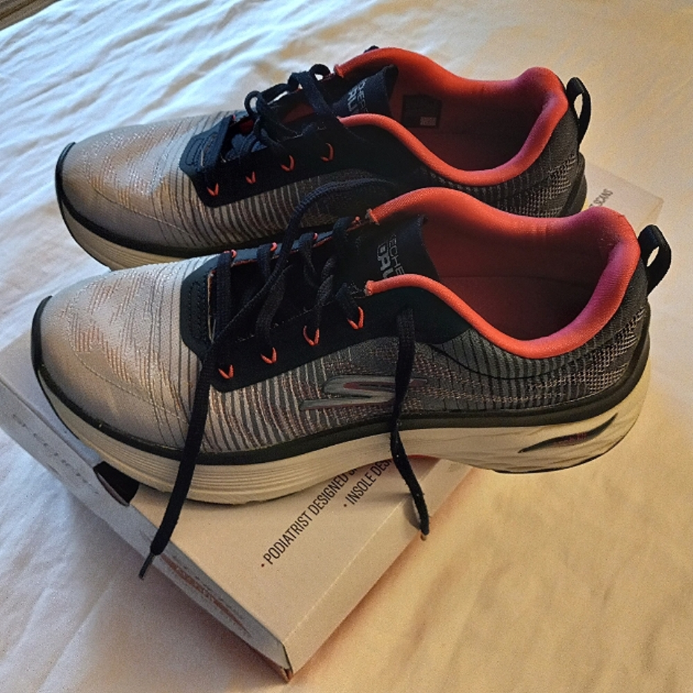 SKETCHERS Max Cushion Arch Fit Size:7.5 Color:White,Blue,Pink Good Condition